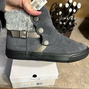 New in Box women’s Blowfish Mahokia boots size 10 dark grey micro suede